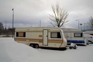 Wohnwagen im Winter - (Foto: iStockphoto.com/CarlssonInc )