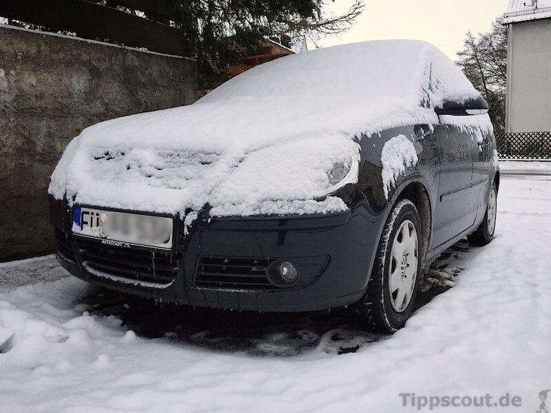 Auto bedeckt schnee gefroren heckscheibe fahrzeug winter